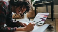 Qué significa escuchar música mientras trabajas, según la neurociencia