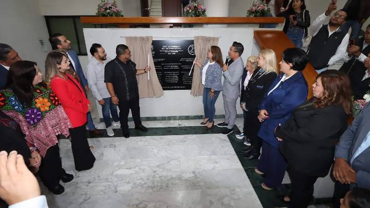 Develan placa por el 35 aniversario del Salón de Sesiones “Ponciano Arriaga Leija”