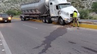 Chofer de pipa pierde el control y se impacta con luminarias en Torreón