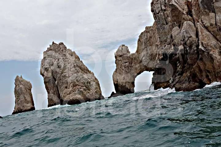 Cierran puerto en Los Cabos por Tormenta Lorena; suspenden actividades marítimas menores