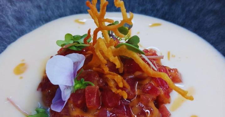 El restaurante donde cenar sobre vestigios romanos y saborear la flor más famosa de Córdoba