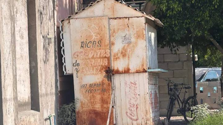 Retiran de la vía pública cerca de cien de tabaretes y módulos comerciales irregulares