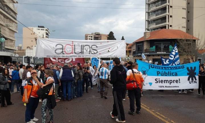 Comienza la marcha contra los vetos en Bahía: en CABA, está colmada la plaza de Mayo