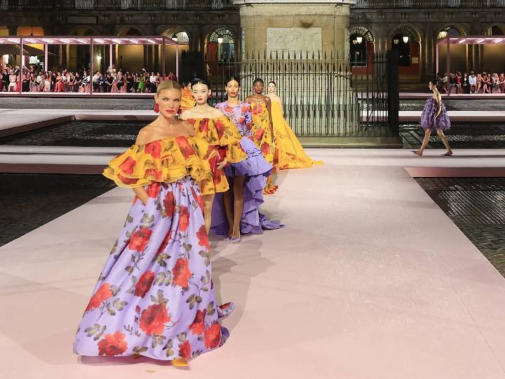 Claveles, violetas y Movida madrileña: Carolina Herrera convierte la Plaza Mayor en el centro del mundo con un desfile que rinde homenaje a la ciudad en su versión más lady