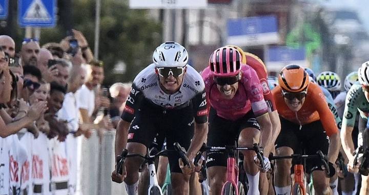 Isaac del Toro suma otra victoria en Italia al ganar el Trofeo Matteotti