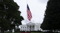 Bandera de Estados Unidos ondea a media asta por muerte de Charlie Kirk