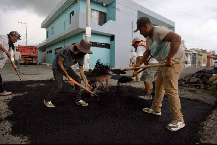 Continúan las labores de bacheo en vialidades de Xalisco