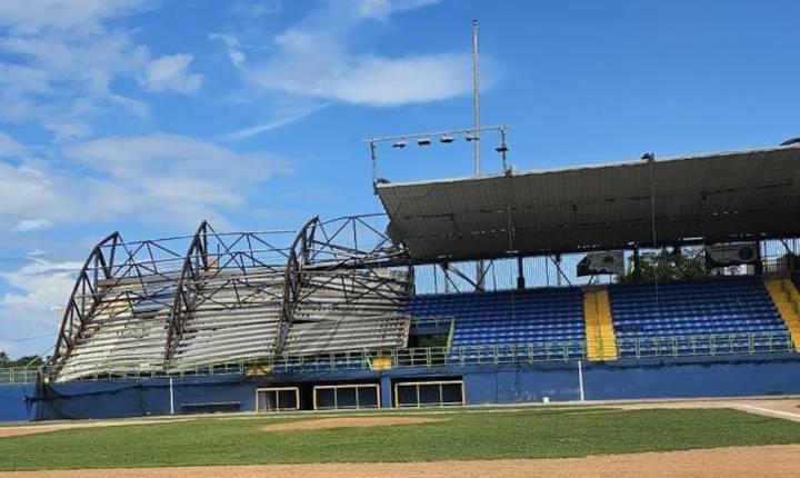 Colapsa parte del techo del estadio de Camuy meses después que la Federación de Béisbol advirtiera de riesgo