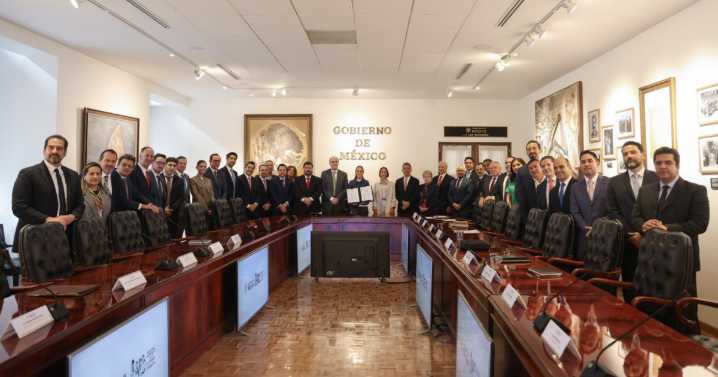 Sheinbaum pacta con empresarios estabilizar precio de la gasolina; ¿cuál fue el acuerdo?