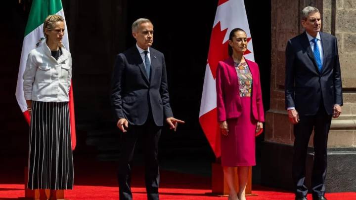 Sheinbaum recibe al premier de Canadá Mark Carney, intercambian presentes