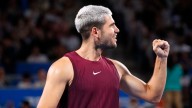 Alcaraz se olvida del tobillo hacia los cuartos de Tokio