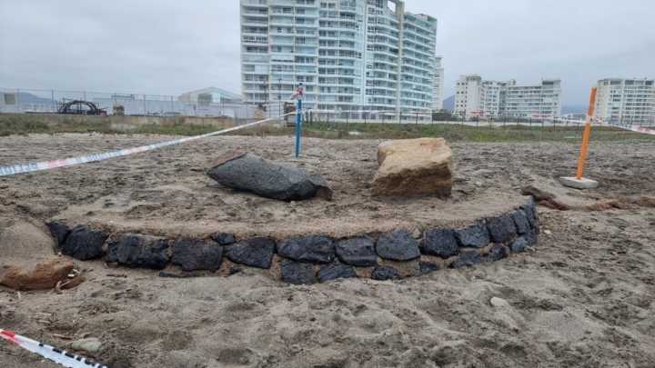 Marejadas exponen misteriosa e histórica estructura en playa de La Serena