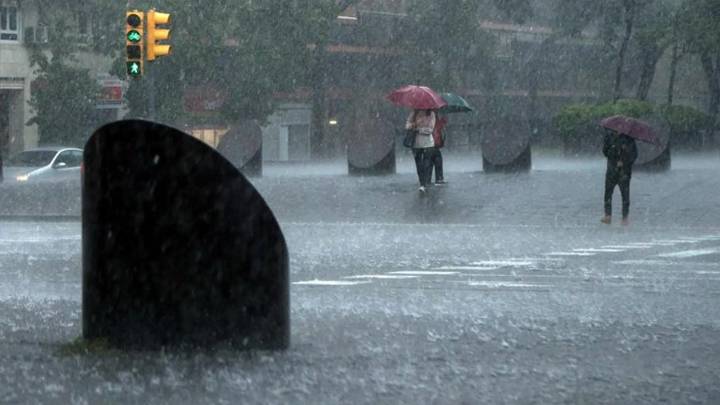 El Ayuntamiento de Barcelona da consejos para la tormenta: revisar el pararrayos y bajantes de agua o desconectar aparatos eléctricos