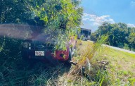 Camioneta se sale del camino en la carretera Valles