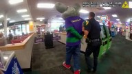 Video muestra a un hombre detenido mientras llevaba un disfraz de Chuck E. Cheese.