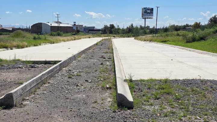 Sigue detenida obra de calle transversal en Durango