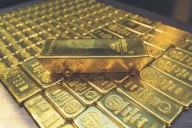 Gold maintains record high as economic uncertainty continues
