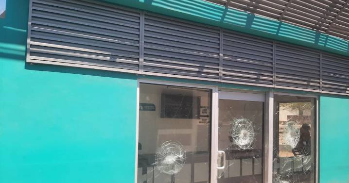 Identifican a sospechoso que causó daños a parada inteligente ubicada en bulevar Rosales