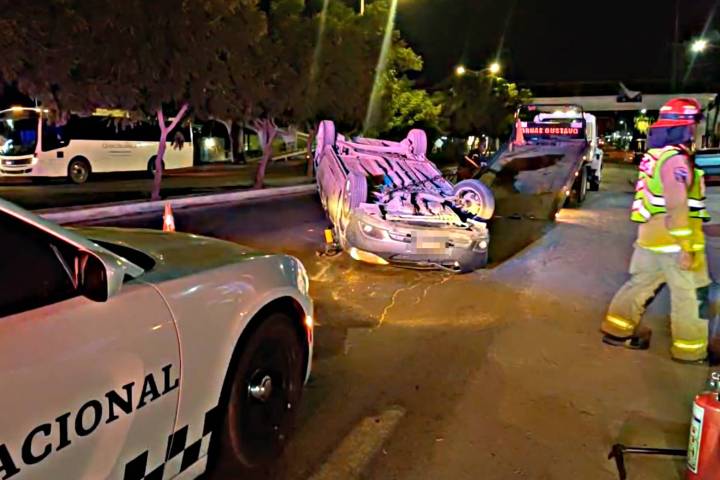 Choque en San José del Cabo dejó un auto volcado y un detenido en la Transpeninsular