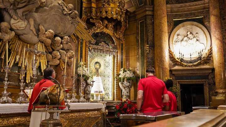 Casademont Zaragoza pone su nueva temporada bajo el amparo de la Virgen: "Una vez más abrazamos tu Pilar"