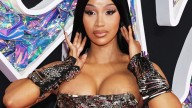 Cardi B se pone un piercing con diamantes de 12.000 euros y acaba perdiéndolo en el váter