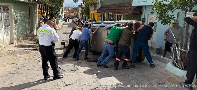 EX MILITAR SUFRE APARATOSA VOLCADURA EN EL CENTRO DE GUADALUPE
