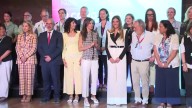 La Reina Letizia, muy chic con un look de inspiración francesa con chaleco de tweed