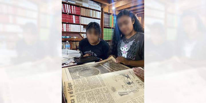 Niñas, niños y adolescentes aprenden a hacer radio con periódicos de la Hemeroteca Pública