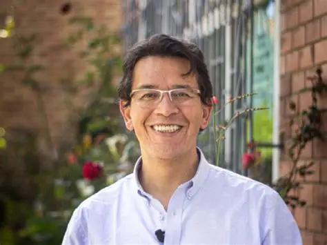 Senador Alberto Benavides celebra aprobación de ley por la educación