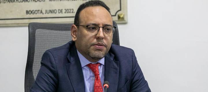 Otro cambio en el gabinete: renunció el ministro de las TIC, Julián Molina