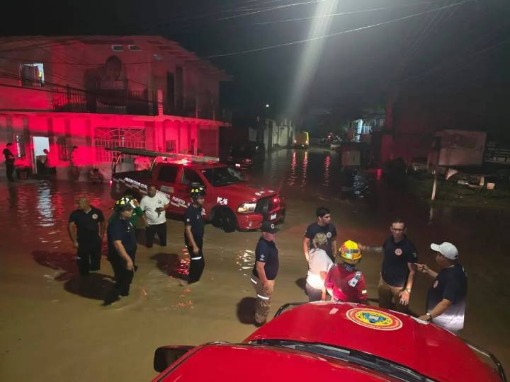 Tormenta en Vallarta deja 12 rescatados, 42 casas inundadas y 15 vehículos arrastrados