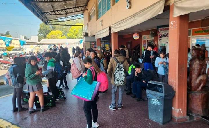 Exprebus dejó a cientos de pasajeros varados: cambió sin aviso ni autorización el recorrido