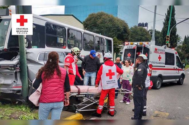 Choque de camión de pasajeros con autos deja cuatro lesionados en Toluca