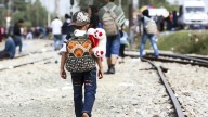 Orden judicial frena deportación masiva de menores migrantes en Texas