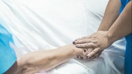 Obispos expresan "profunda preocupación" por proyecto de eutanasia: Es un "quiebre radical con la praxis médica"