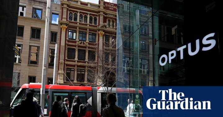 Afternoon Update: another Optus triple-zero outage; skydivers leap from doomed plane; and Bad Bunny to headline Super Bowl