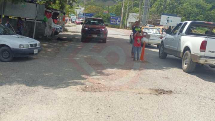 Rellenan ‘cráteres’ en la carretera México