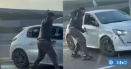 VIDEO | Graban a hombre destruyendo un auto con un martillo tras incidente en autopista Acceso Sur