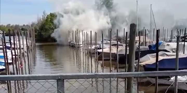Se incendiaron dos embarcaciones en una guardería de San Fernando y hay un empleado herido