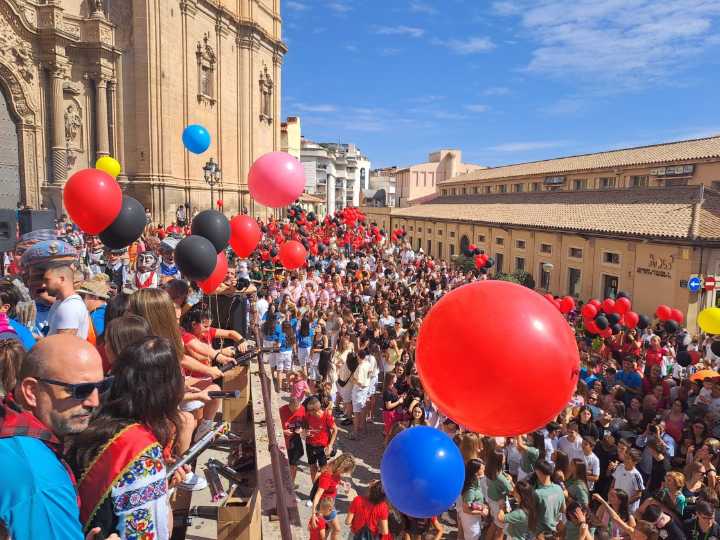 Alcañiz prende la fiesta e incorpora a ‘la Julia’ para comer, beber y conversar mejor