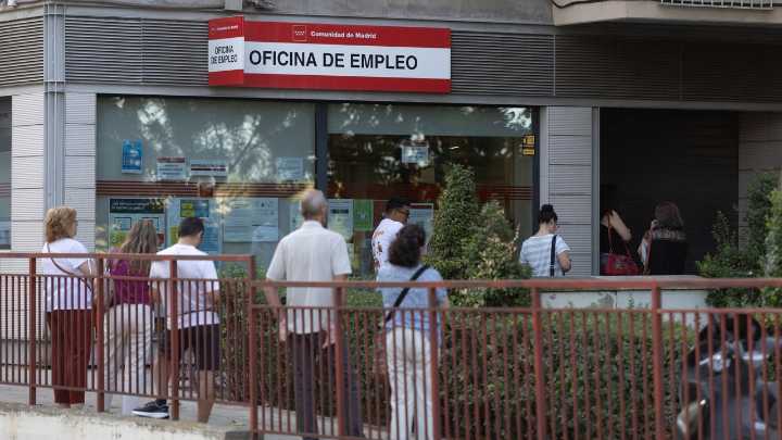 El paro sigue el guion del final del verano y sube en 21.905 personas en agosto
