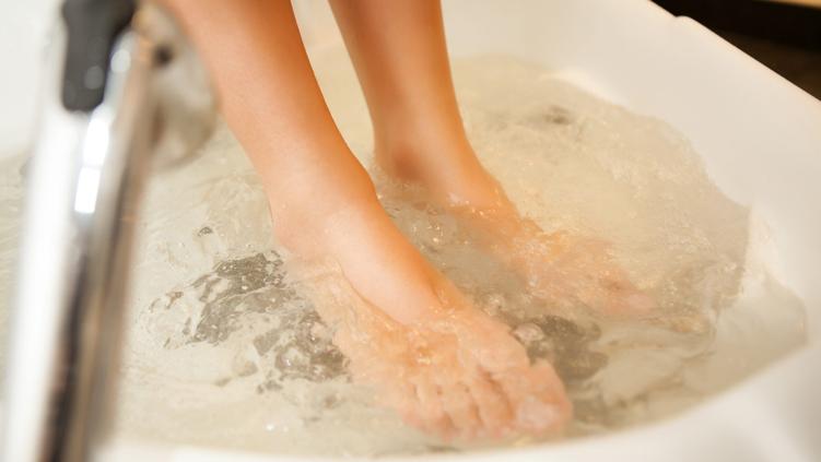 Estos beneficios tiene lavarse los pies con agua tibia y sal marina