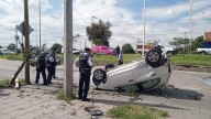 Accidente vial en bulevar José María Morelos deja vehículo volcado