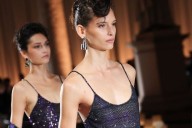 Del traje 'greige' al vestido azul noche, así fue la última colección de Armani