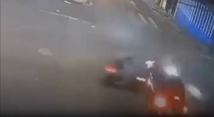 Grave accidente en el centro de Armenia por motociclistas que no respetaron la señal de pare