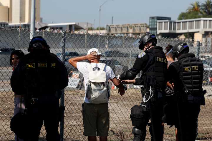 La Corte Suprema de EE. UU. permite el perfil racial en las operaciones de inmigración en Los Ángeles