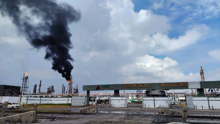 Falla de CFE paraliza planta en Refinería Madero: se observan enormes columnas de humo saliendo de Pemex