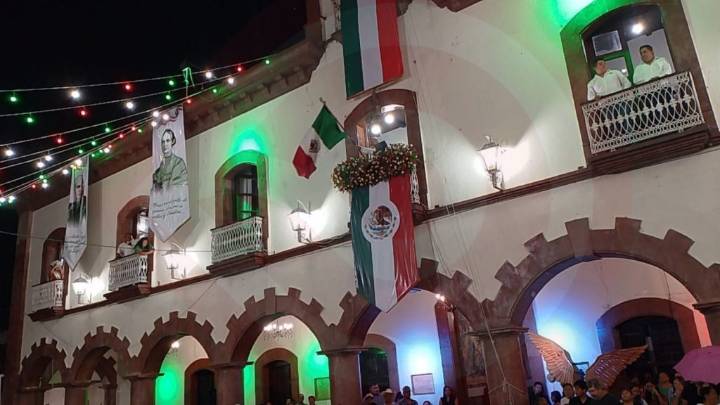 Da grito de Independencia el presidente Luis Fernando
