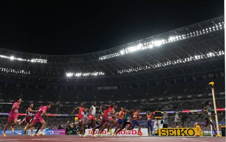 Athletics-Hot favourites US bomb out of 4×400 metres relay