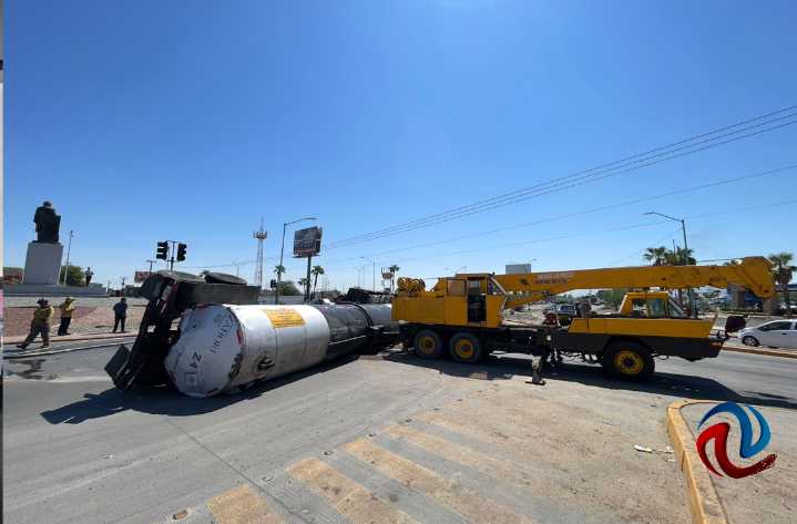 Se volcó en Mexicali un camión cisterna con brea, no hubo lesionados
